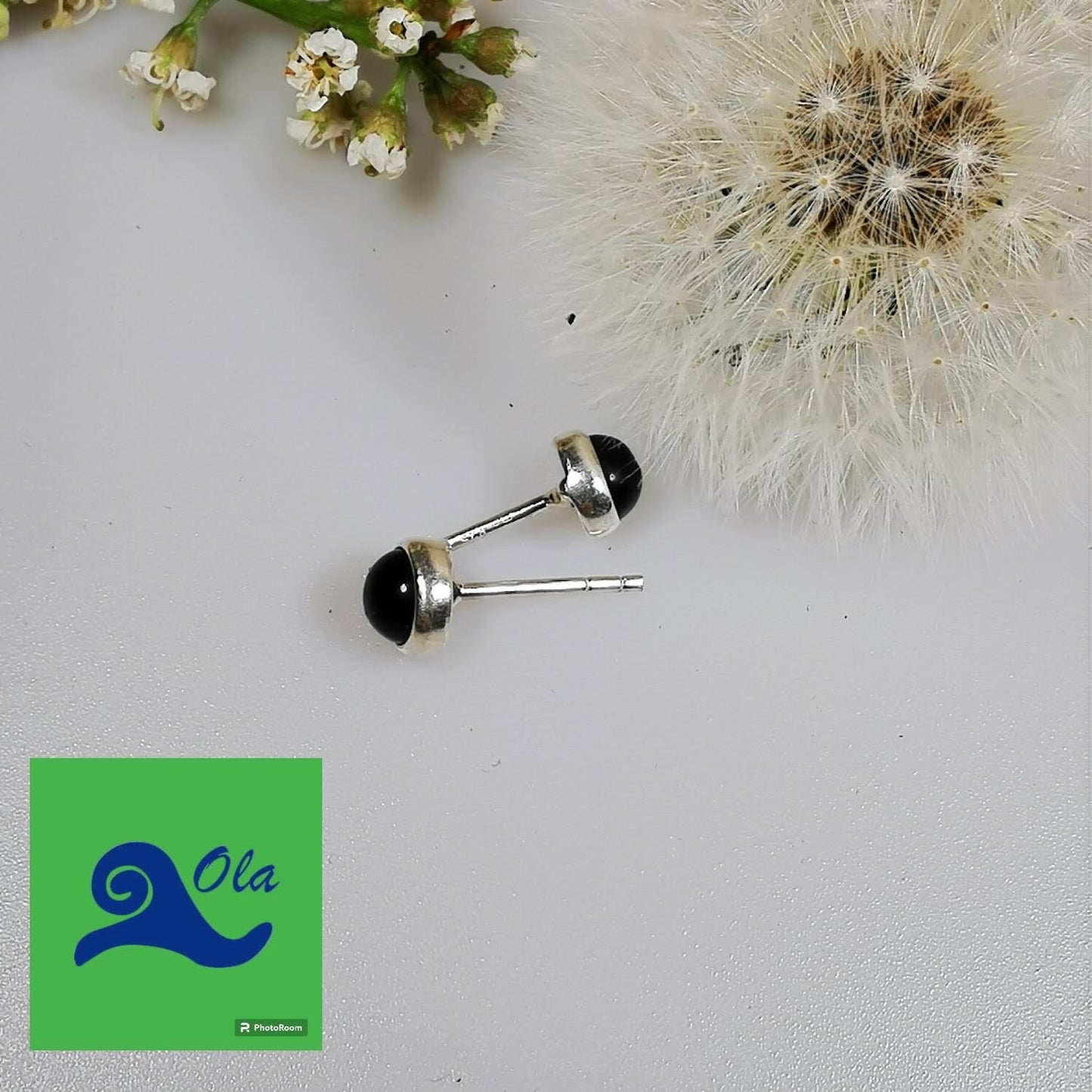 runde kleine Ohrstecker aus Onyx in Silber gefasst