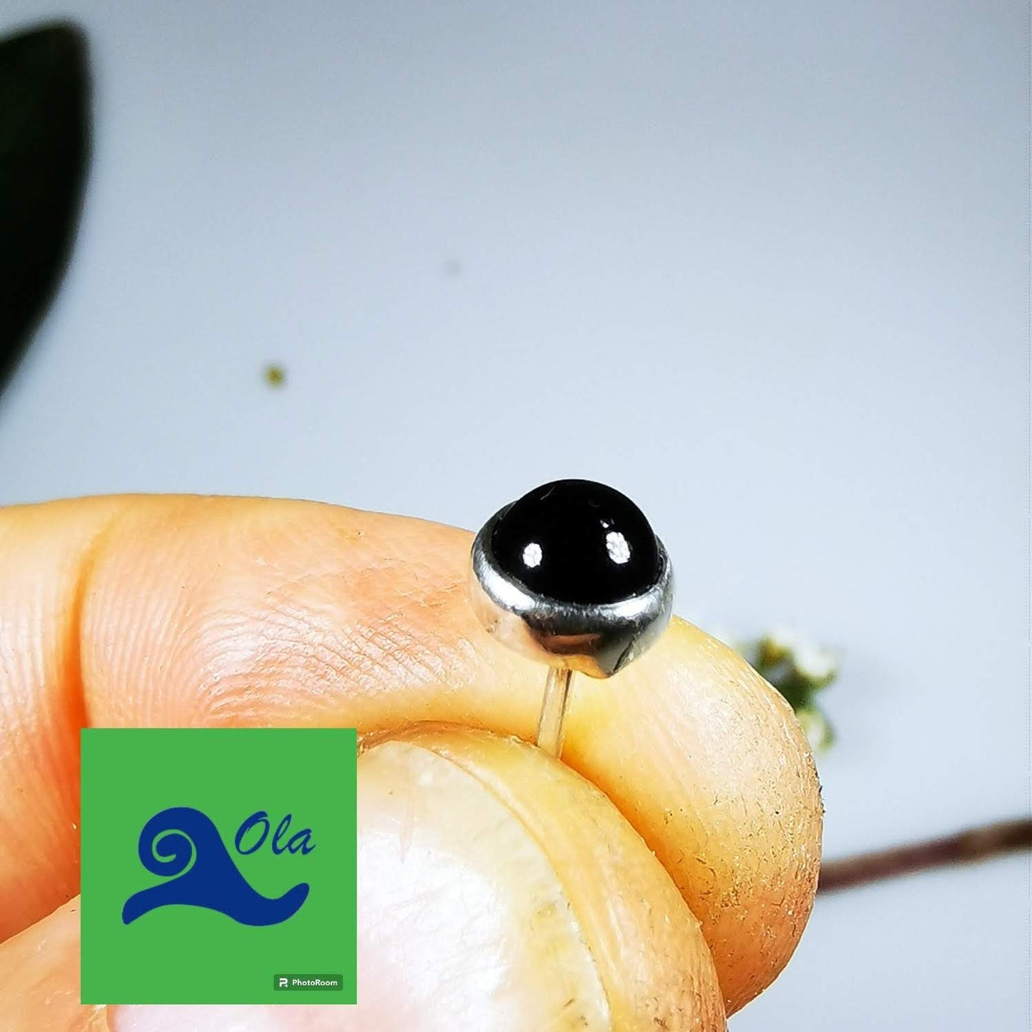 runde kleine Ohrstecker aus Onyx in Silber gefasst