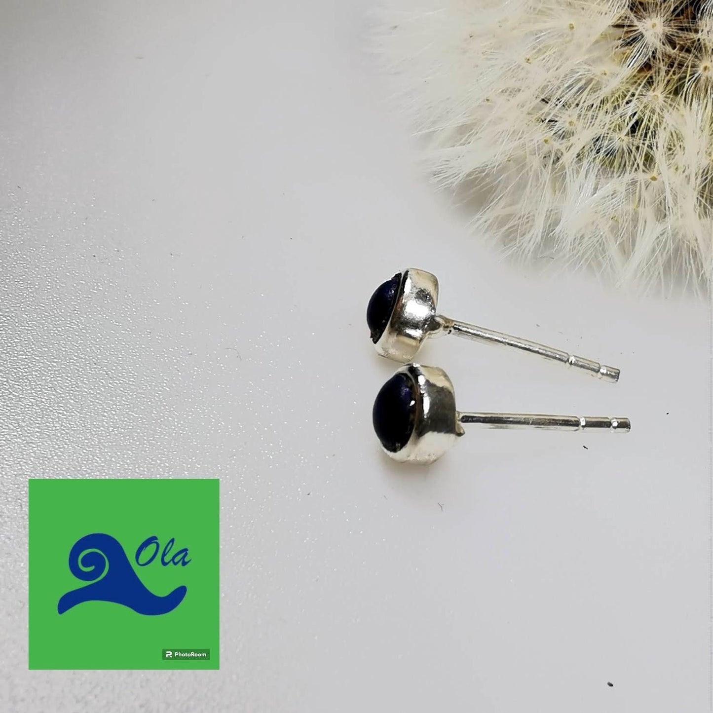 runde kleine Ohrstecker aus Onyx in Silber gefasst