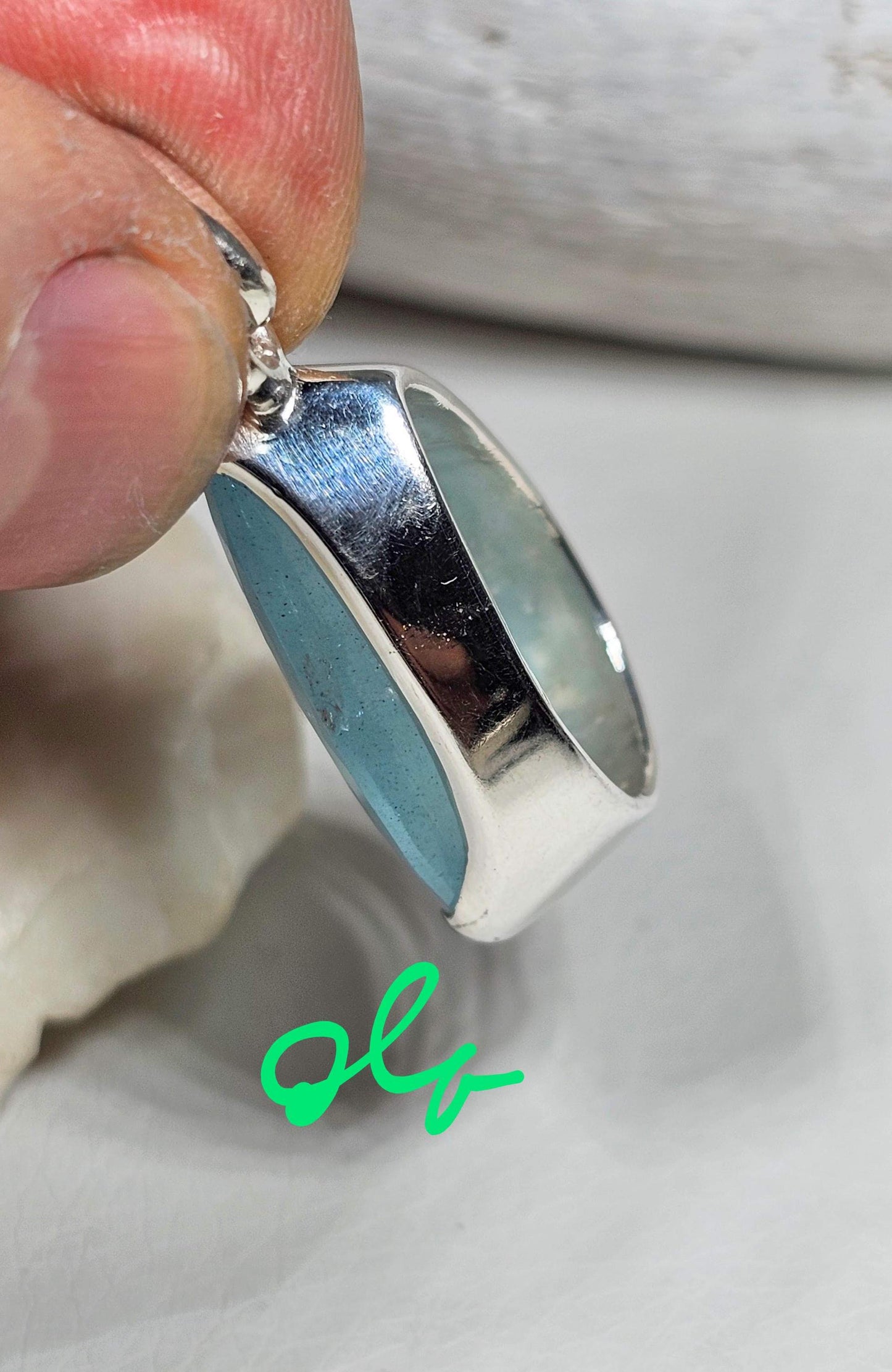 Handgefertigter Silberanhänger mit Aquamarin