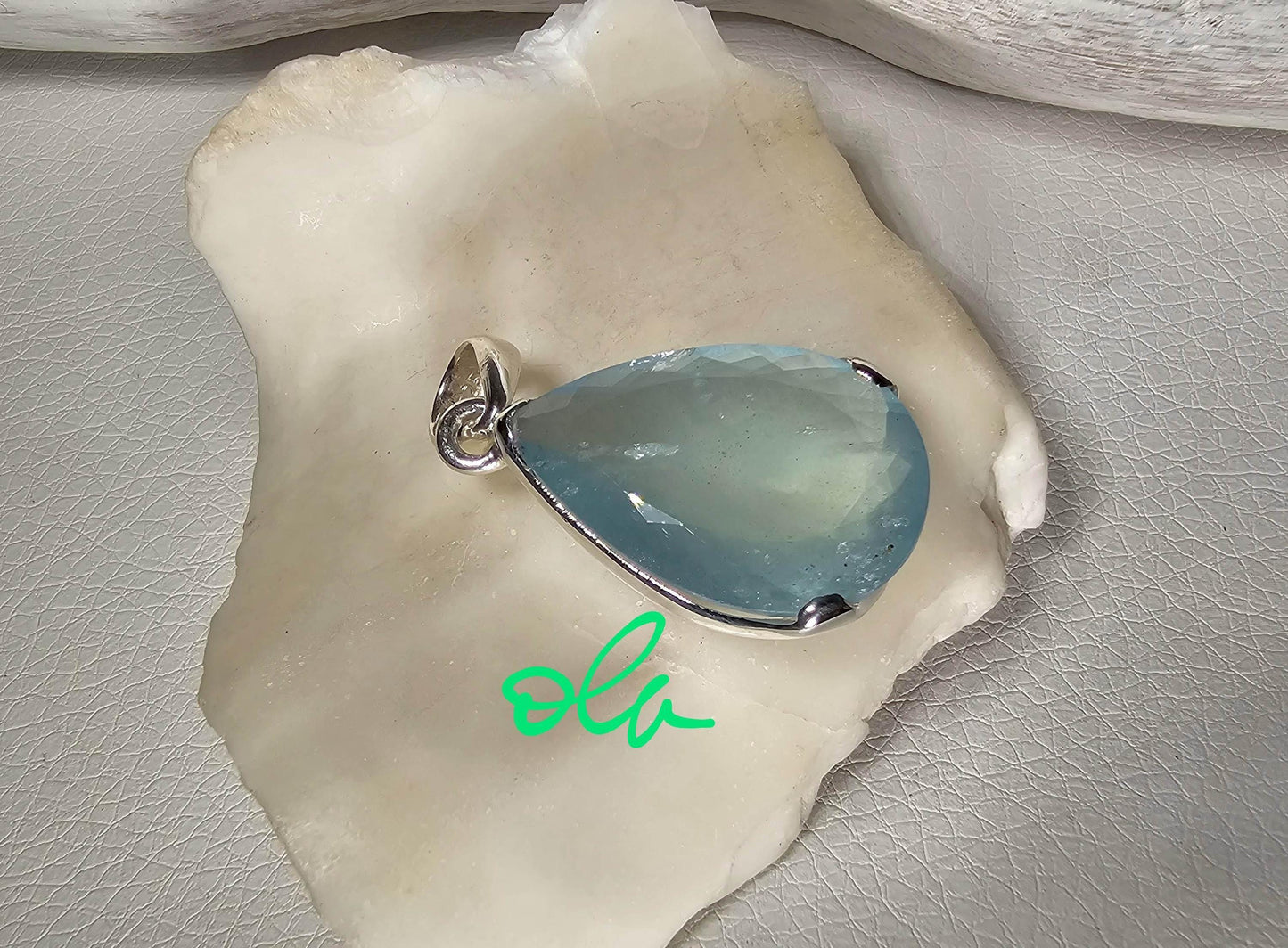 Handgefertigter Silberanhänger mit Aquamarin