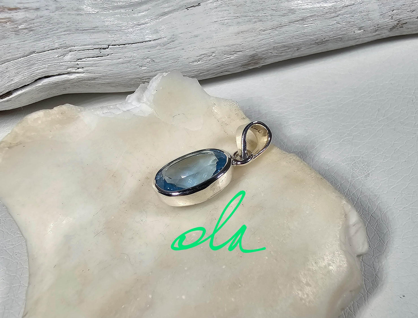 Handgefertigter Silberanhänger mit Topaz