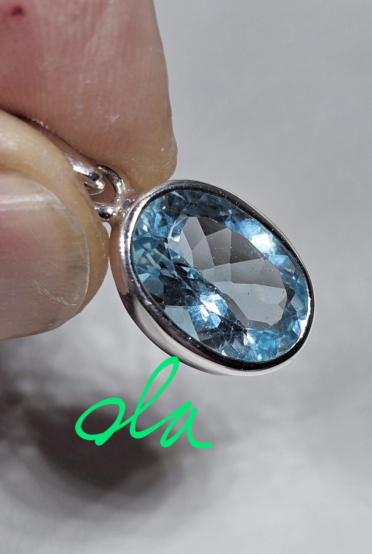 Handgefertigter Silberanhänger mit Topaz