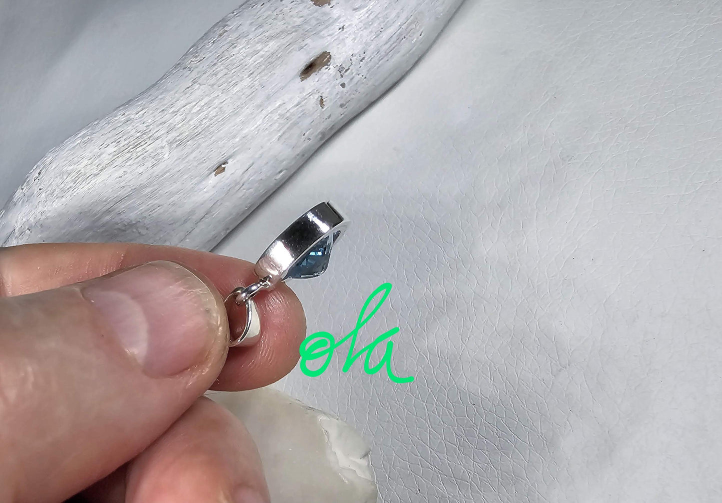 Handgefertigter Silberanhänger mit Topaz
