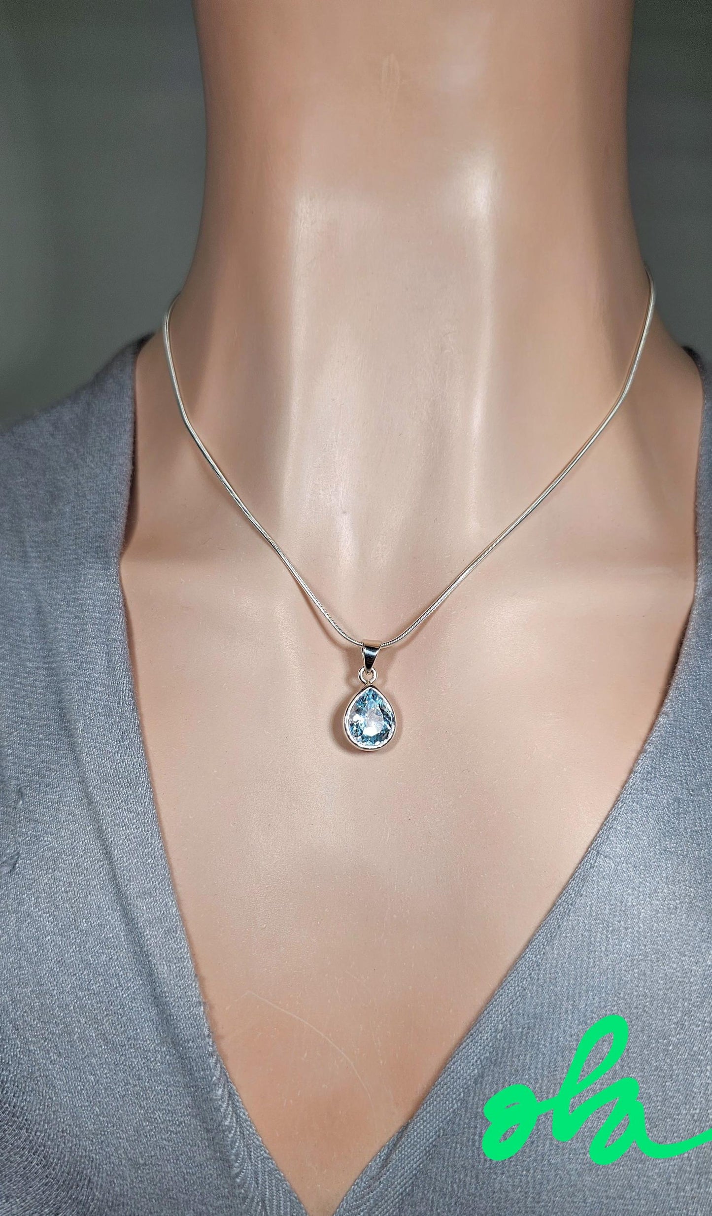 Handgefertigter Silberanhänger mit Topaz