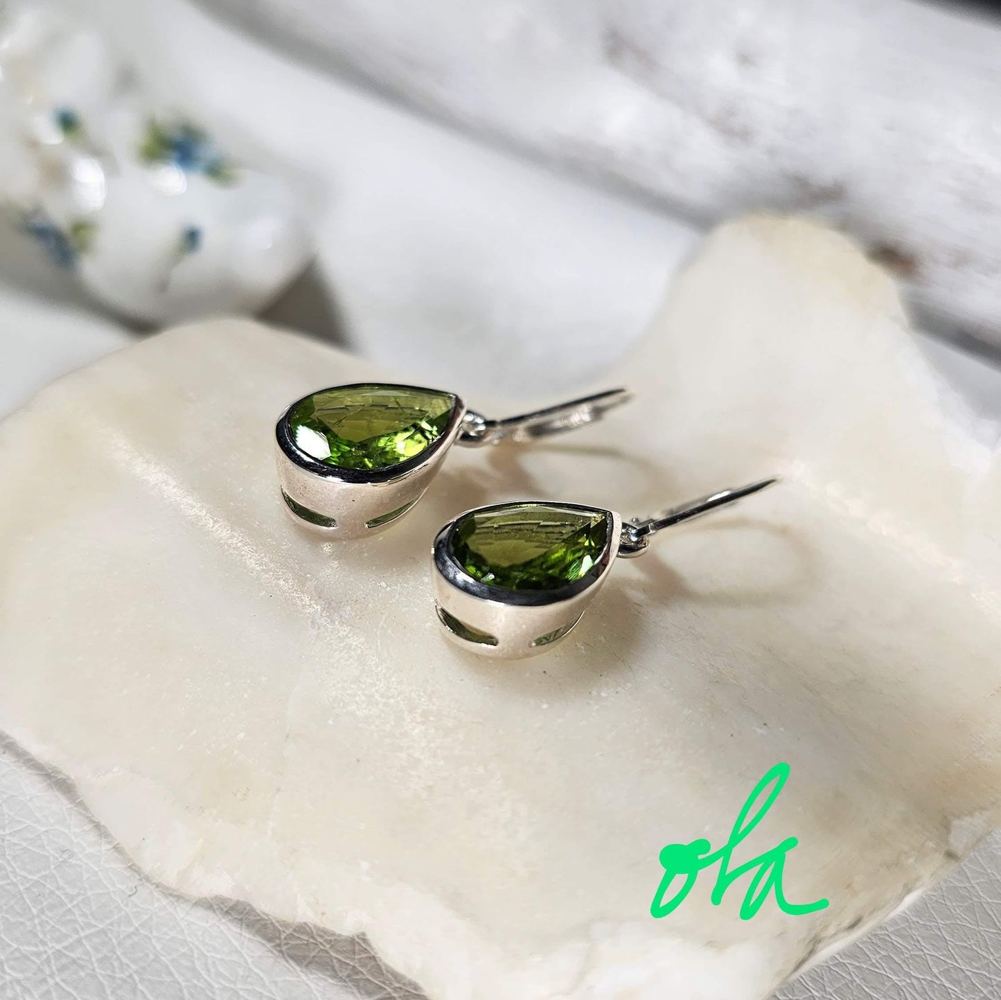 Silberohrhänger mit Peridot