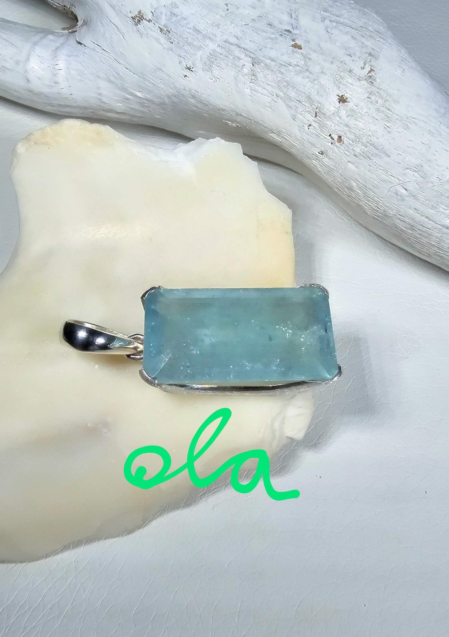 Handgefertigter Silberanhänger mit Aquamarin