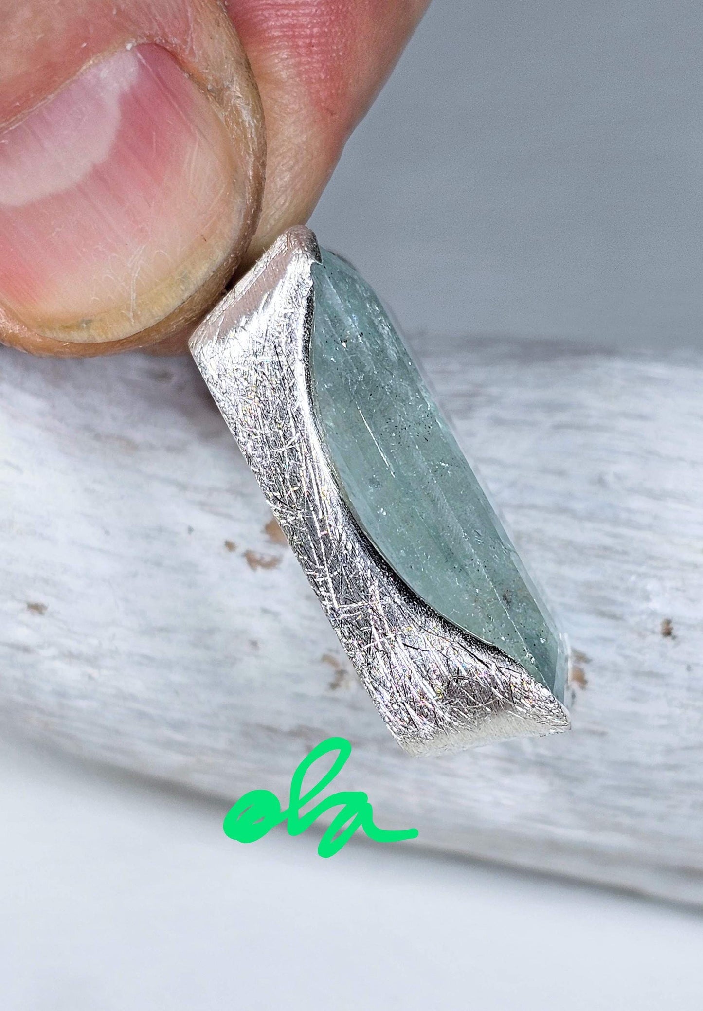Handgefertigter Silberanhänger mit Aquamarin
