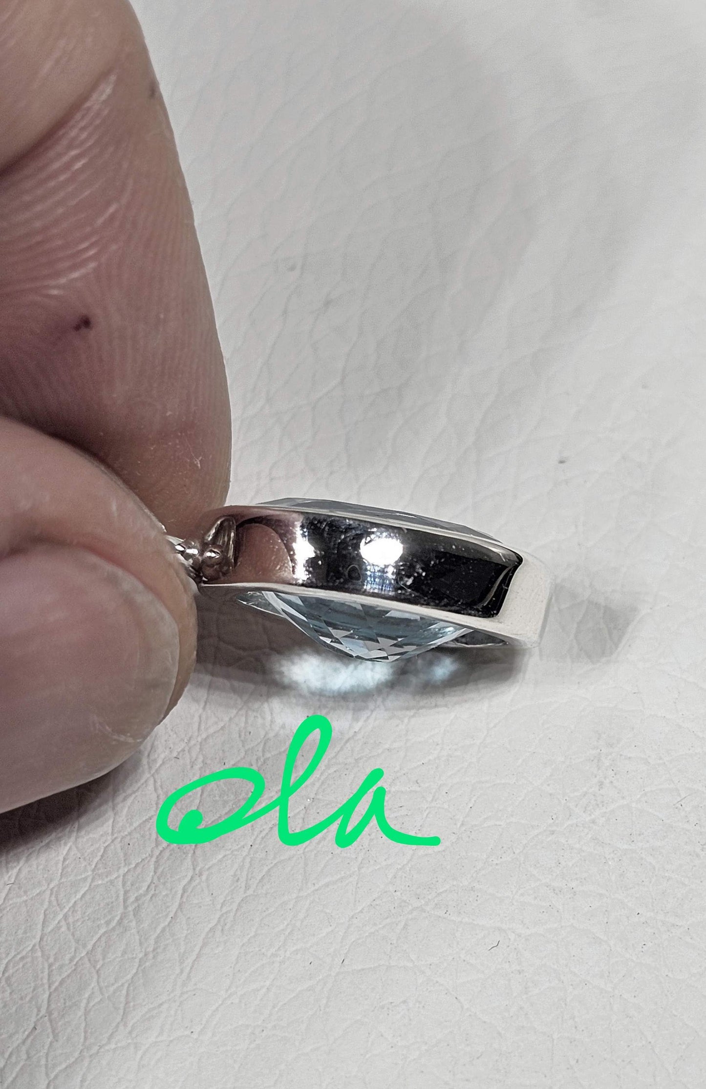 Handgefertigter Silberanhänger mit Topaz