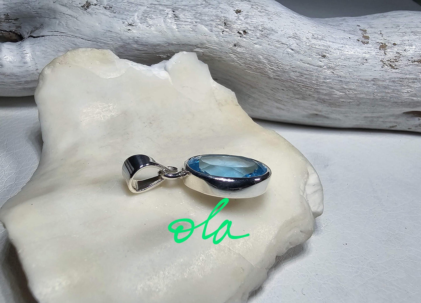 Handgefertigter Silberanhänger mit Topaz