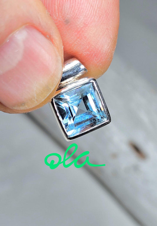 Handgefertigter Silberanhänger mit Topaz