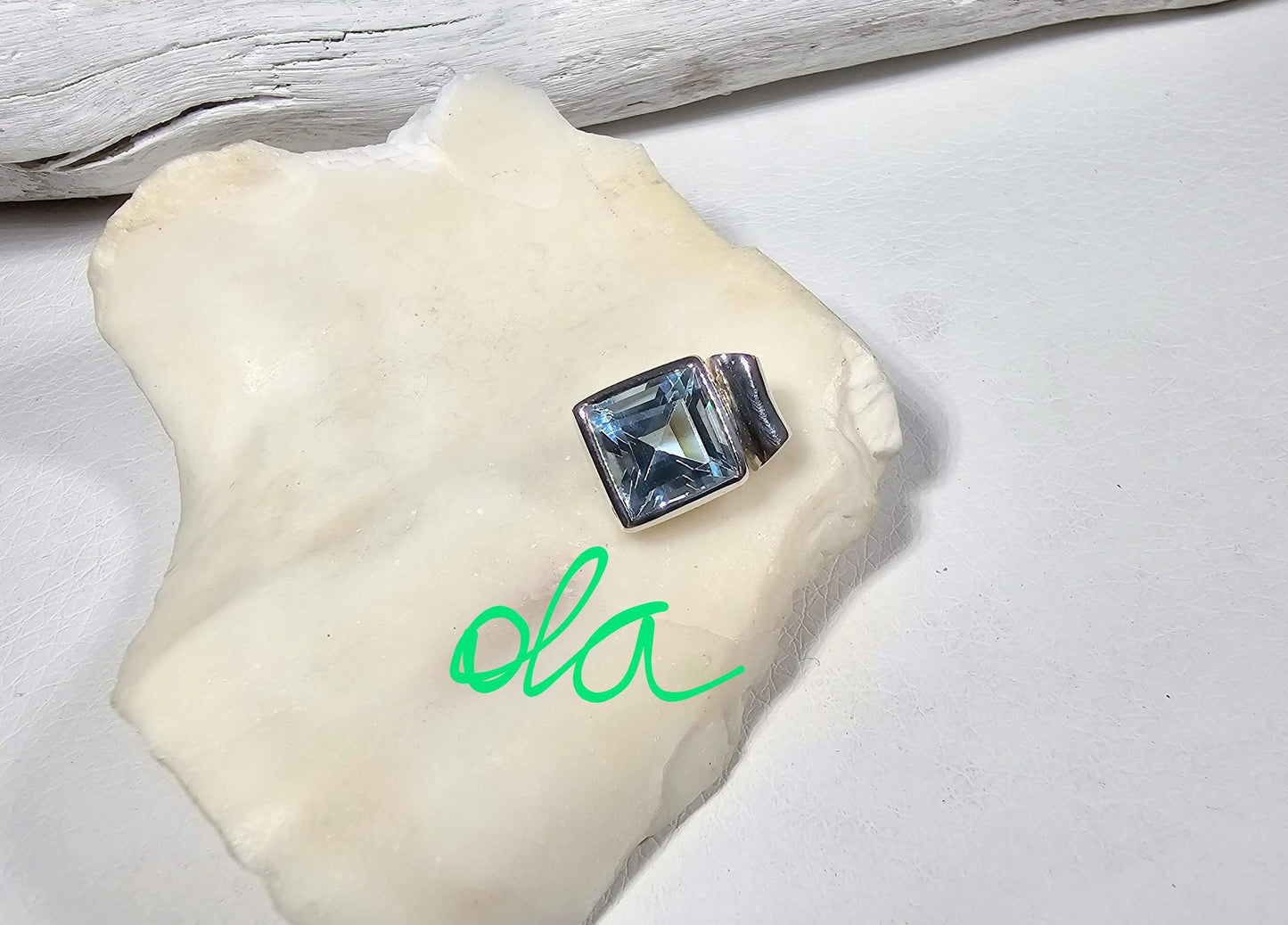 Handgefertigter Silberanhänger mit Topaz