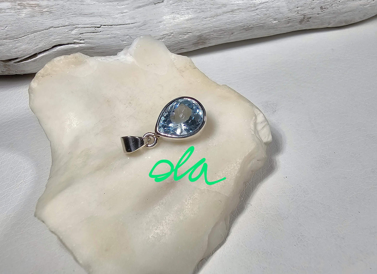 Handgefertigter Silberanhänger mit Topaz