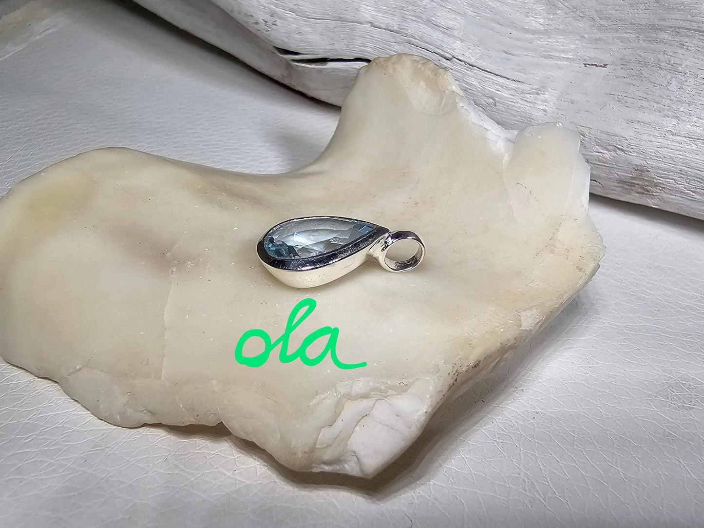 Handgefertigter Silberanhänger mit Topaz