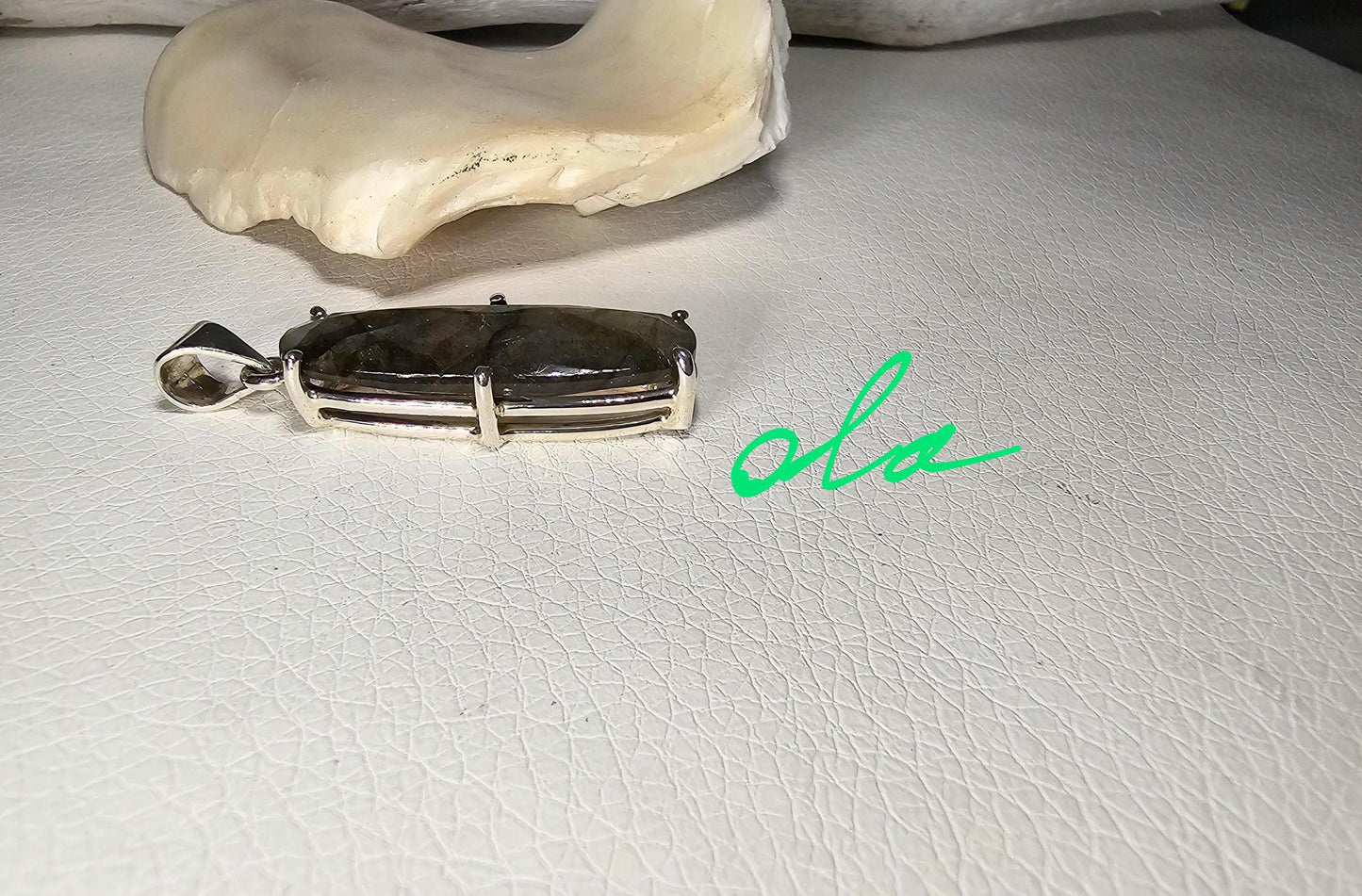 Handgefertigter Silberanhänger mit Labradorit