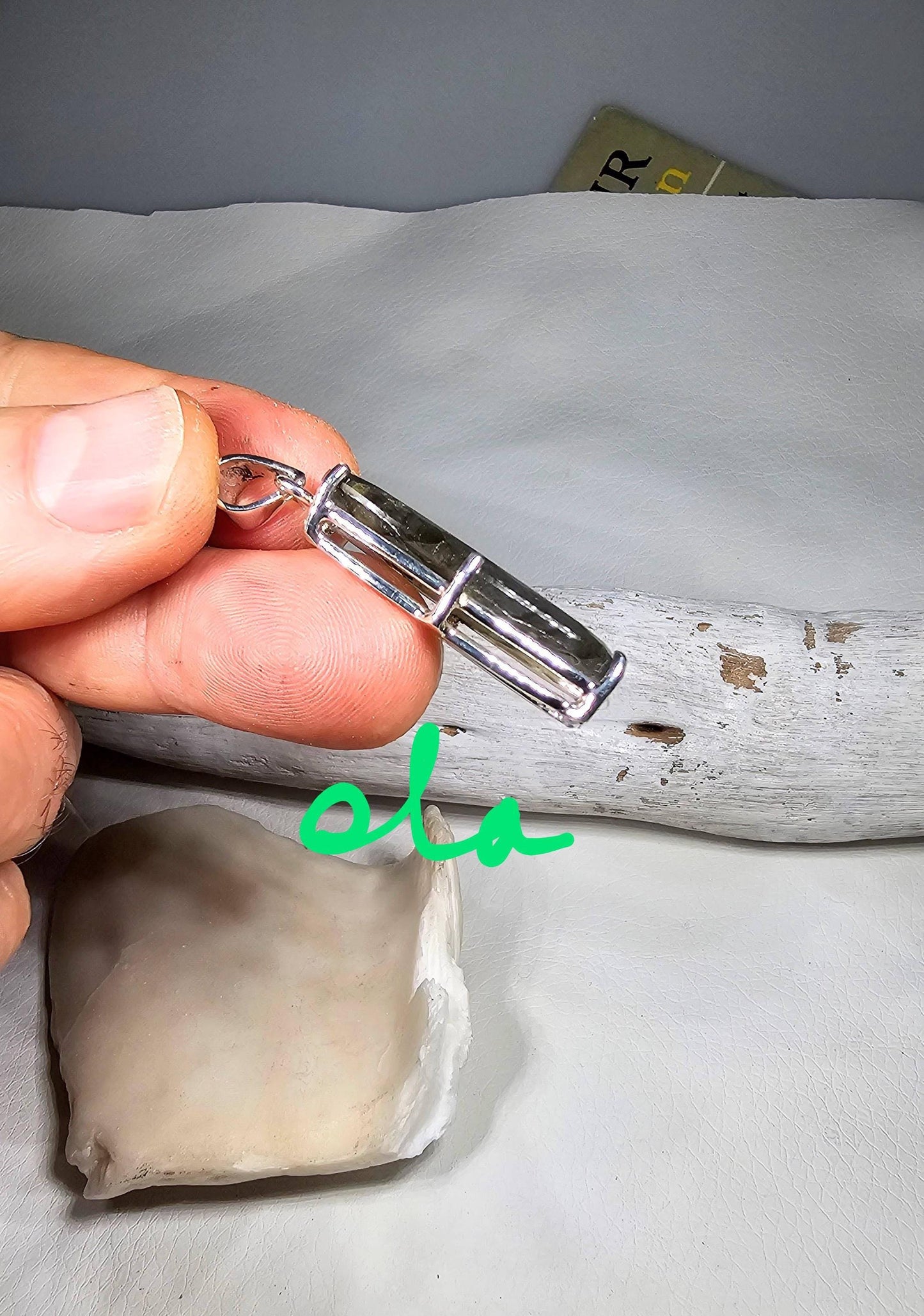 Handgefertigter Silberanhänger mit Labradorit