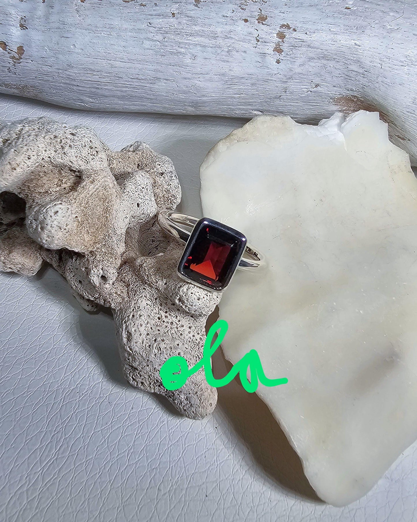 Ring mit Granat