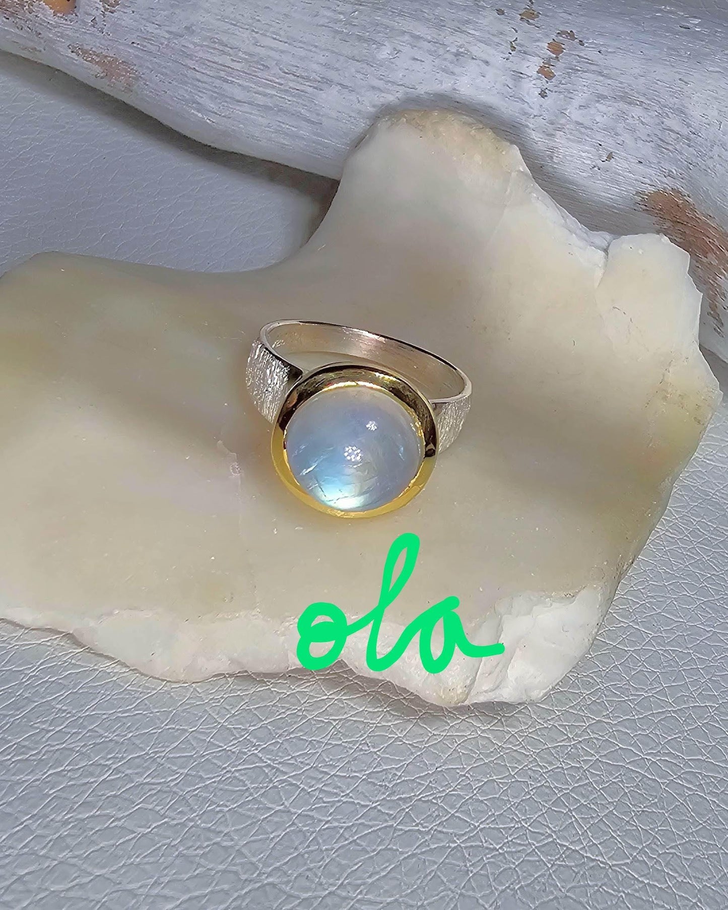 Handgefertigter Silberring mit Mondstein