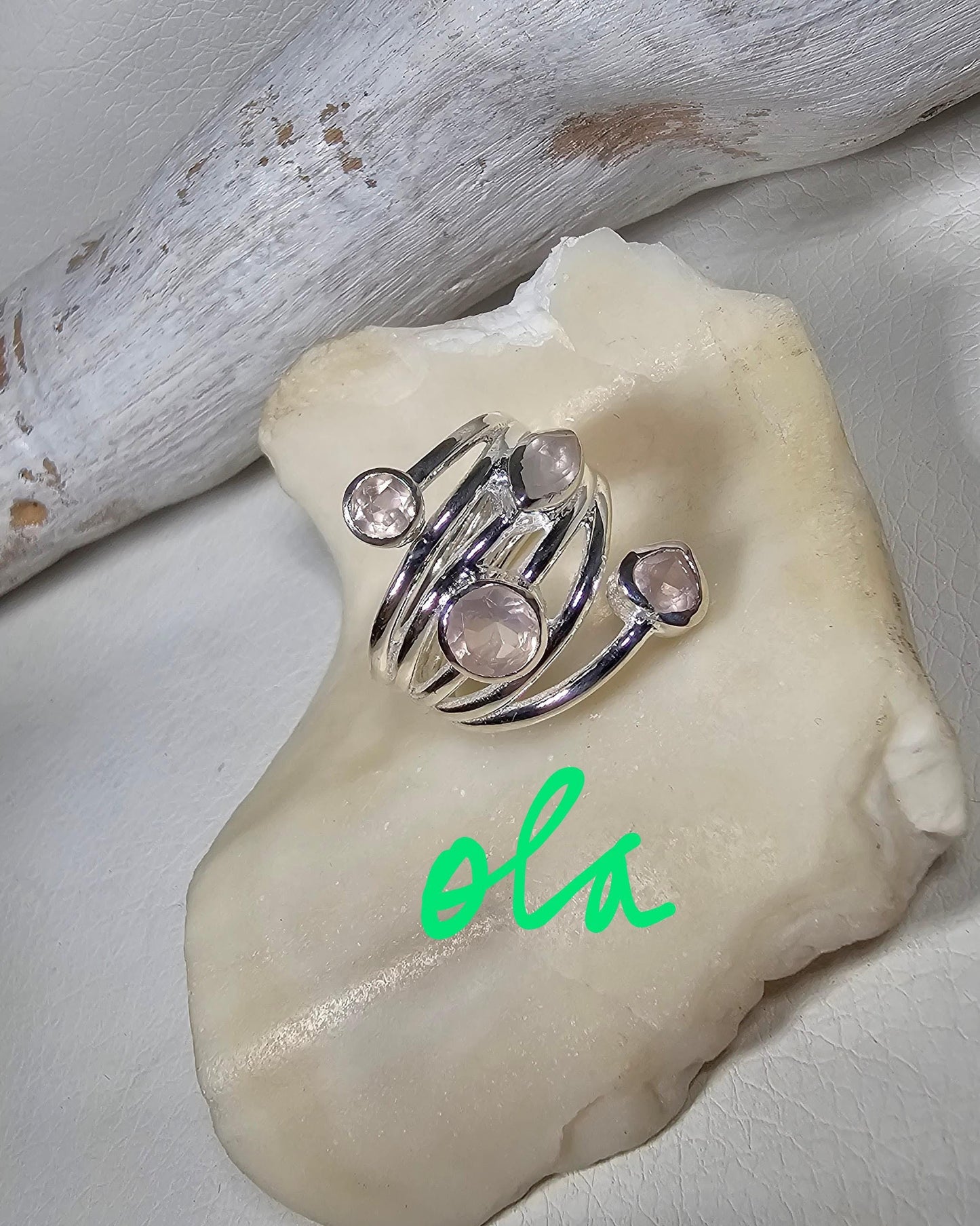 Handgefertigter Silberring mit Rosenquarz