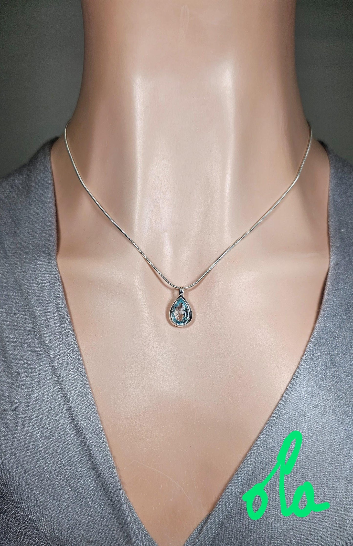 Handgefertigter Silberanhänger mit Topaz