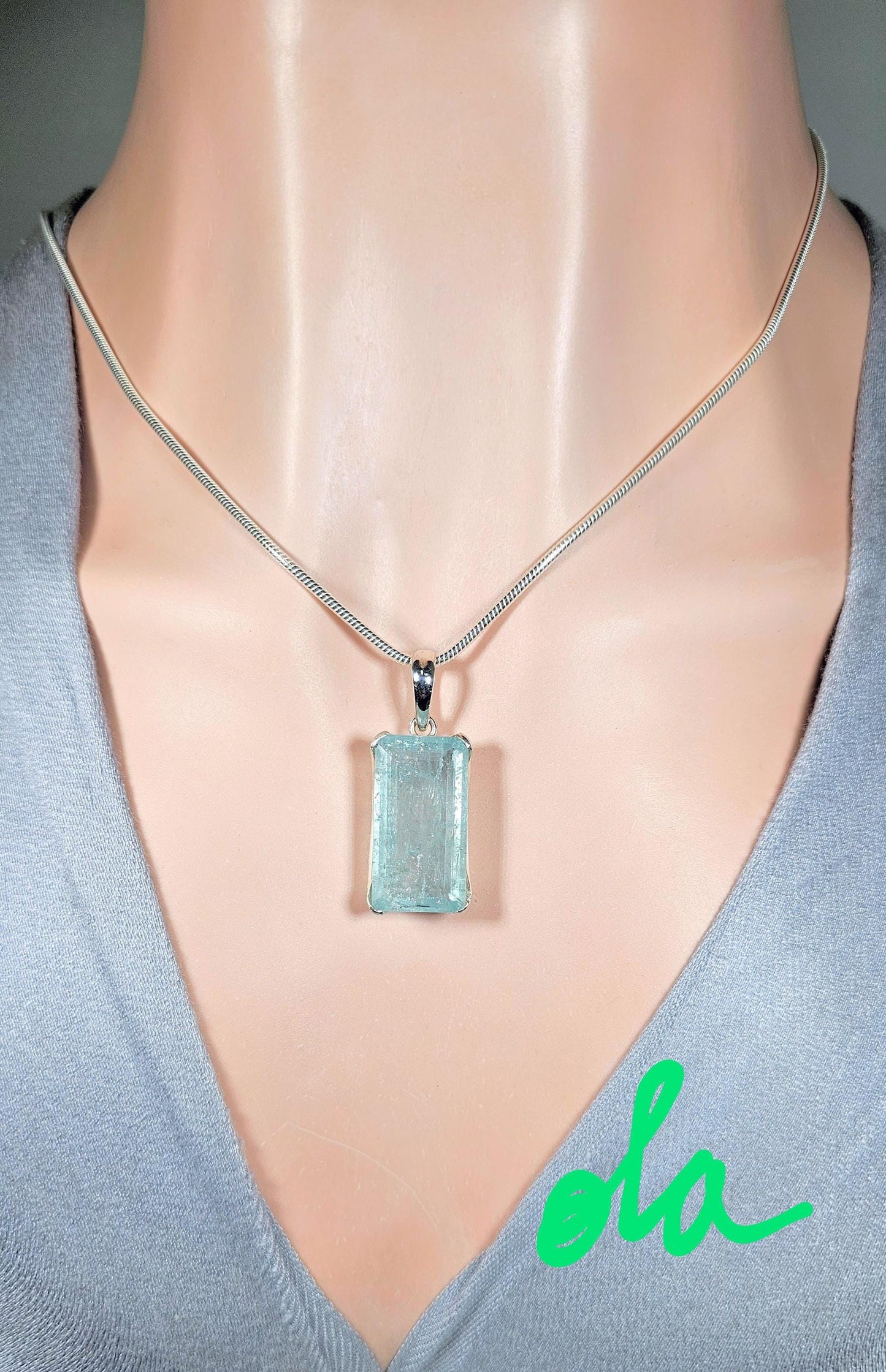 Handgefertigter Silberanhänger mit Aquamarin