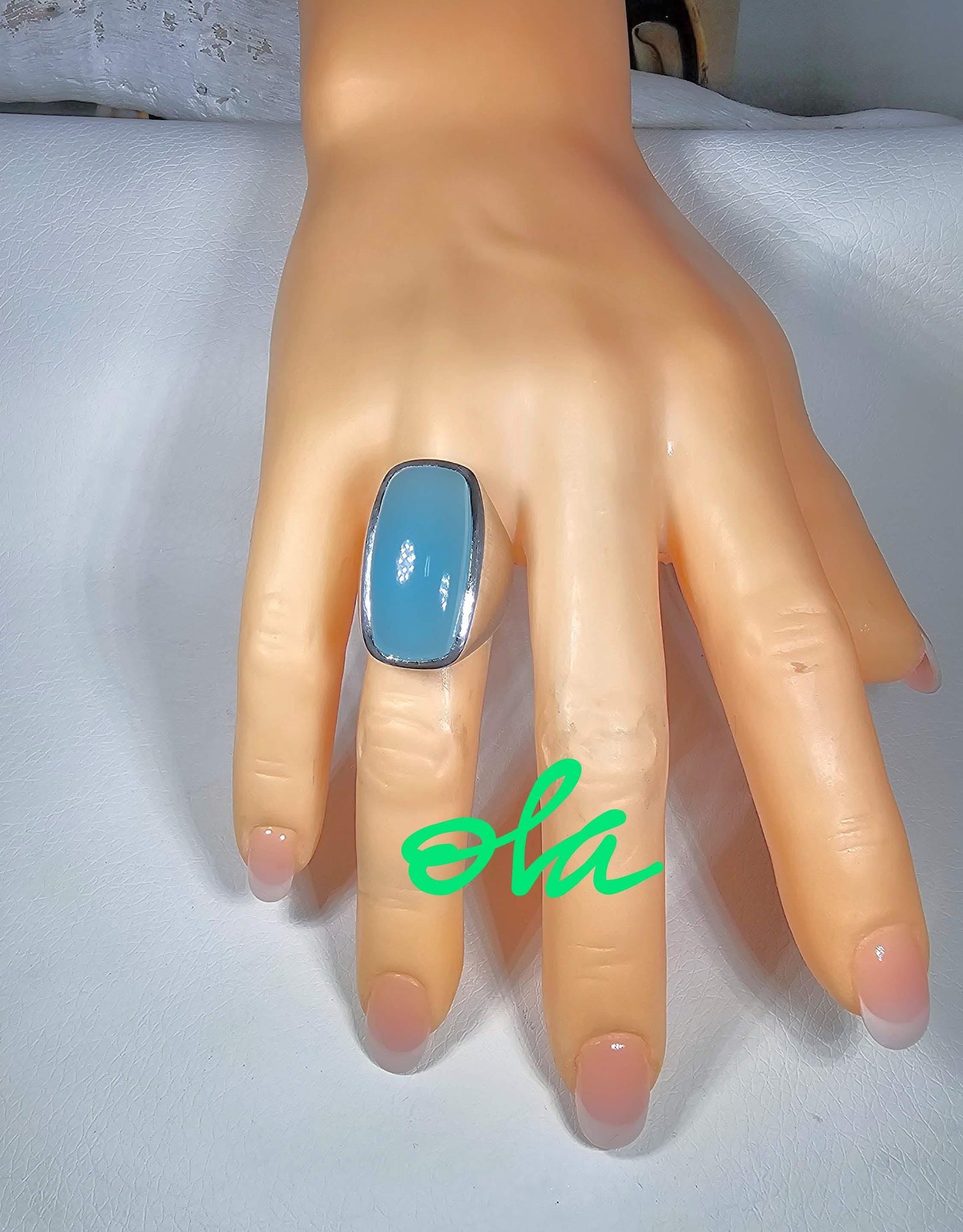 Ring mit Chalcedon in Silber gefasst