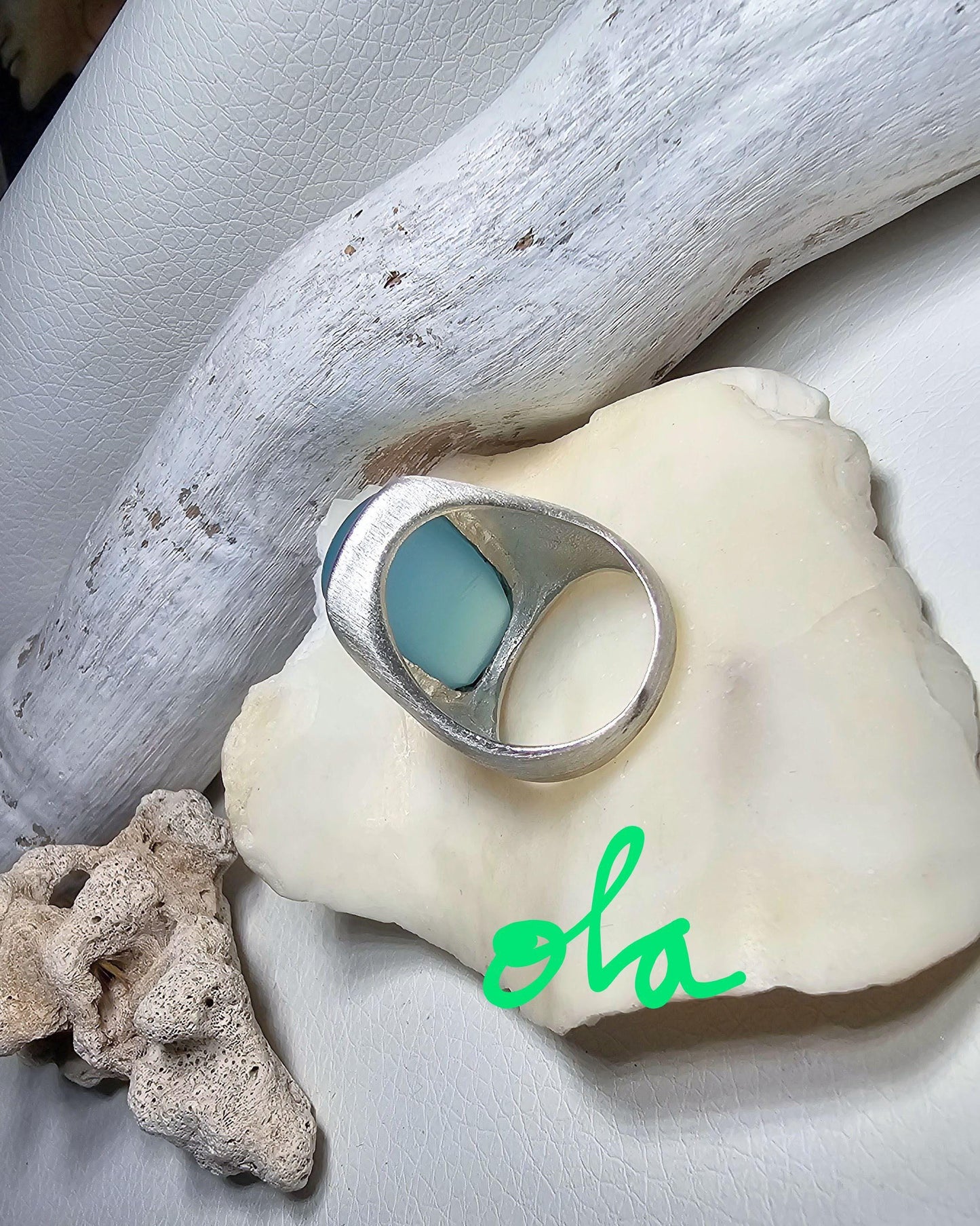 Ring mit Chalcedon in Silber gefasst