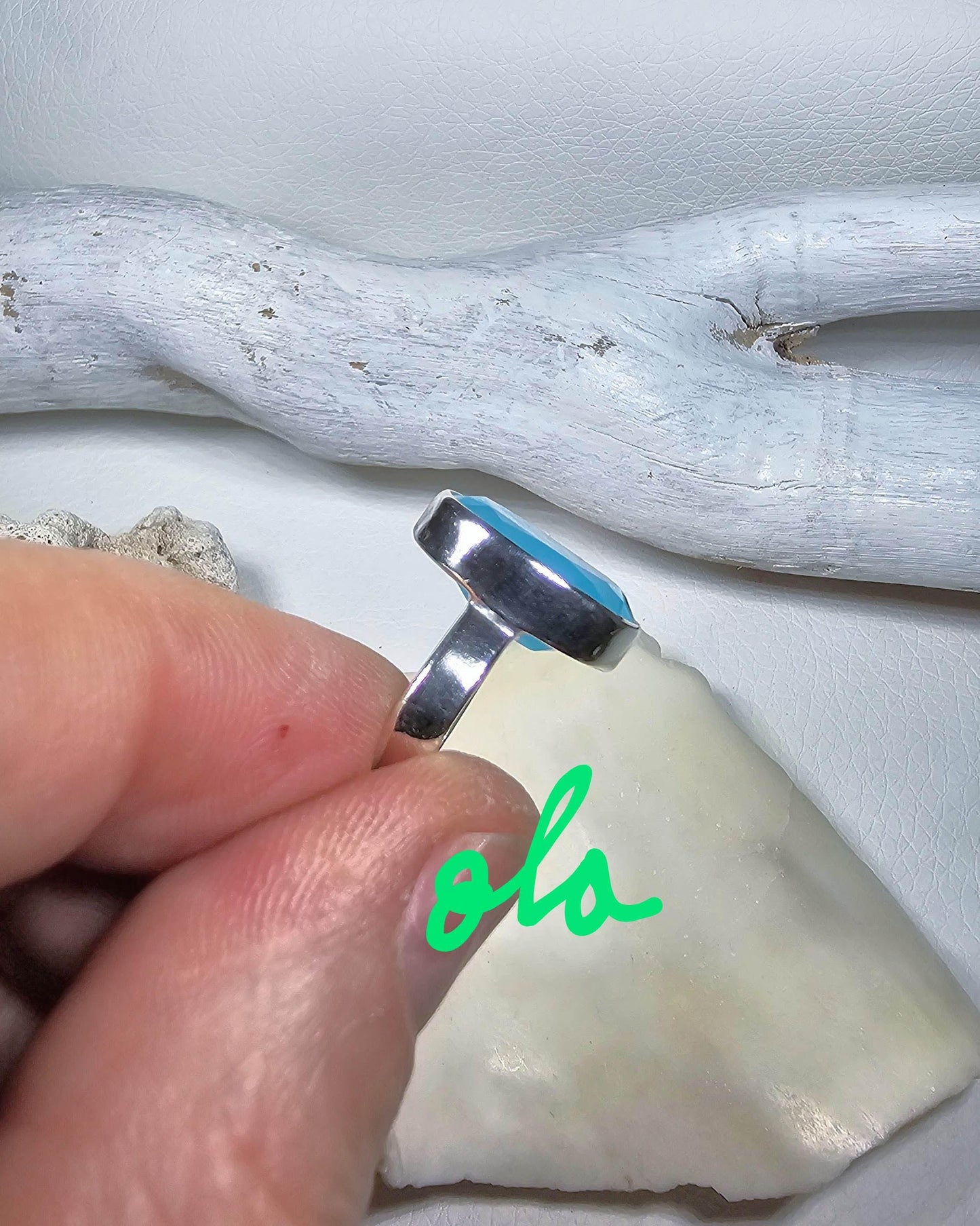 Ring mit Chalcedon in Silber gefasst