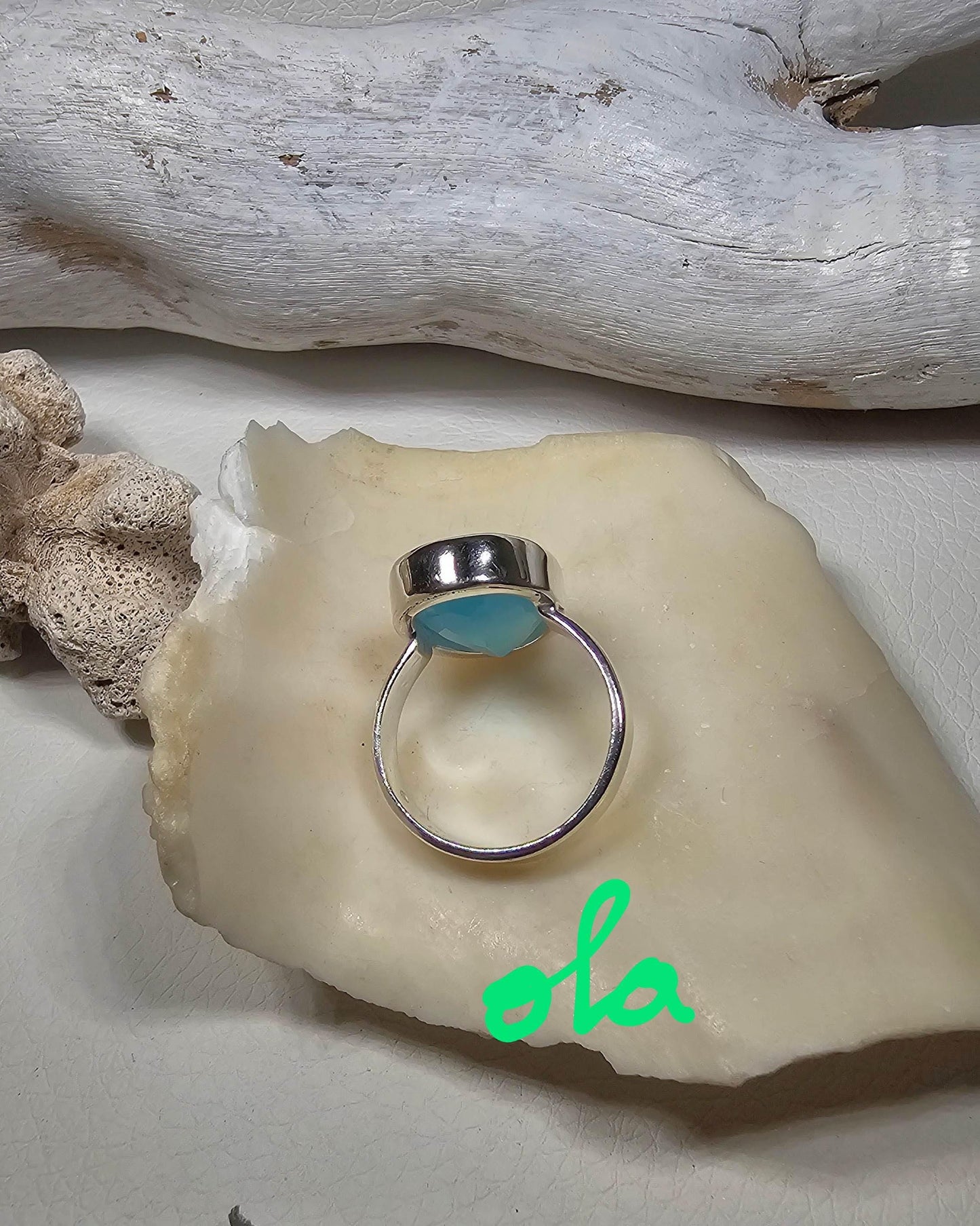 Ring mit Chalcedon in Silber gefasst