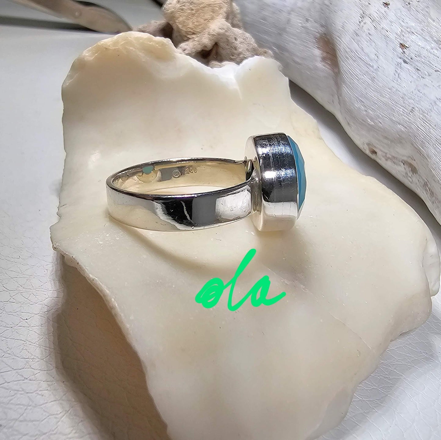 Ring mit Chalcedon in Silber gefasst