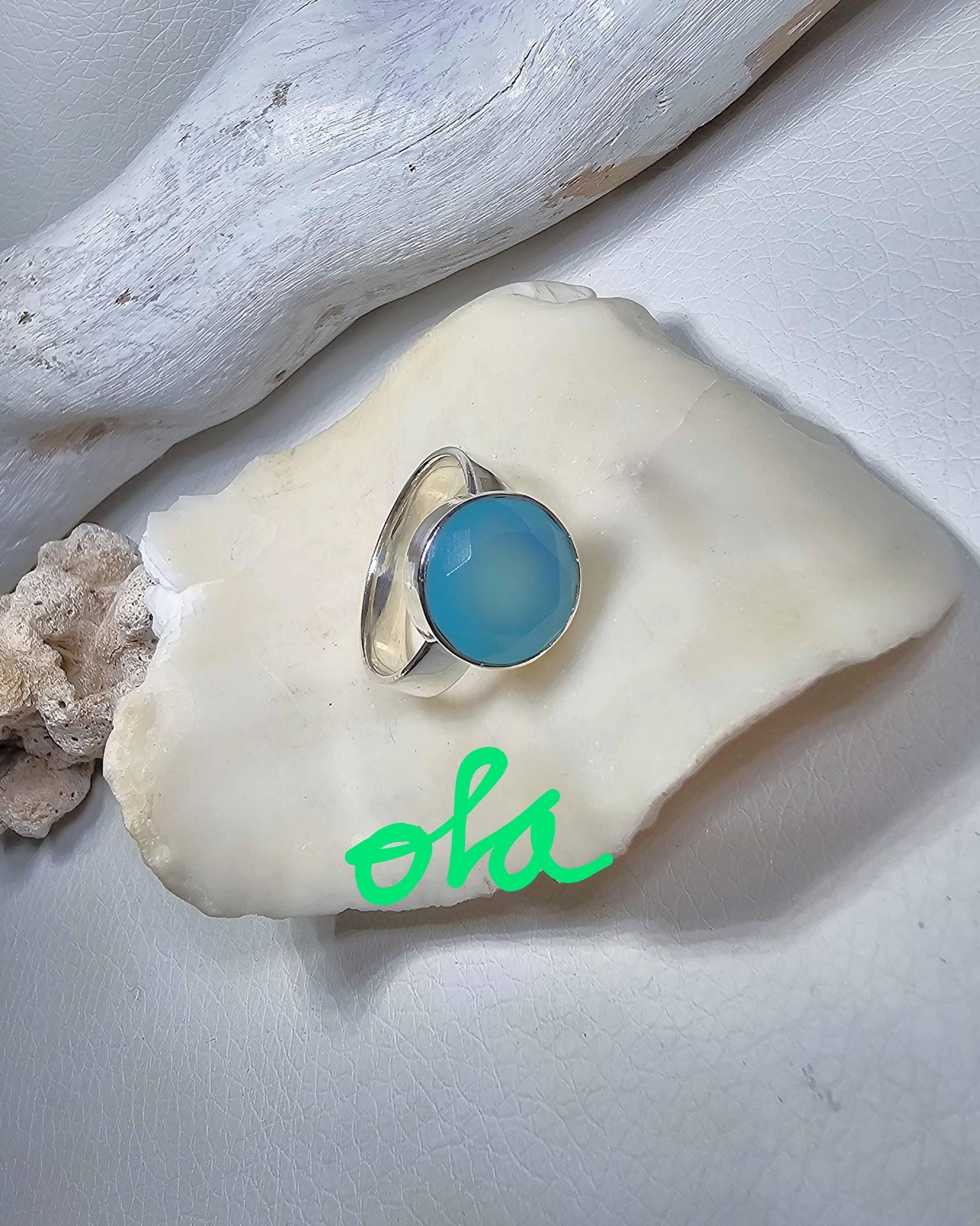 Ring mit Chalcedon in Silber gefasst