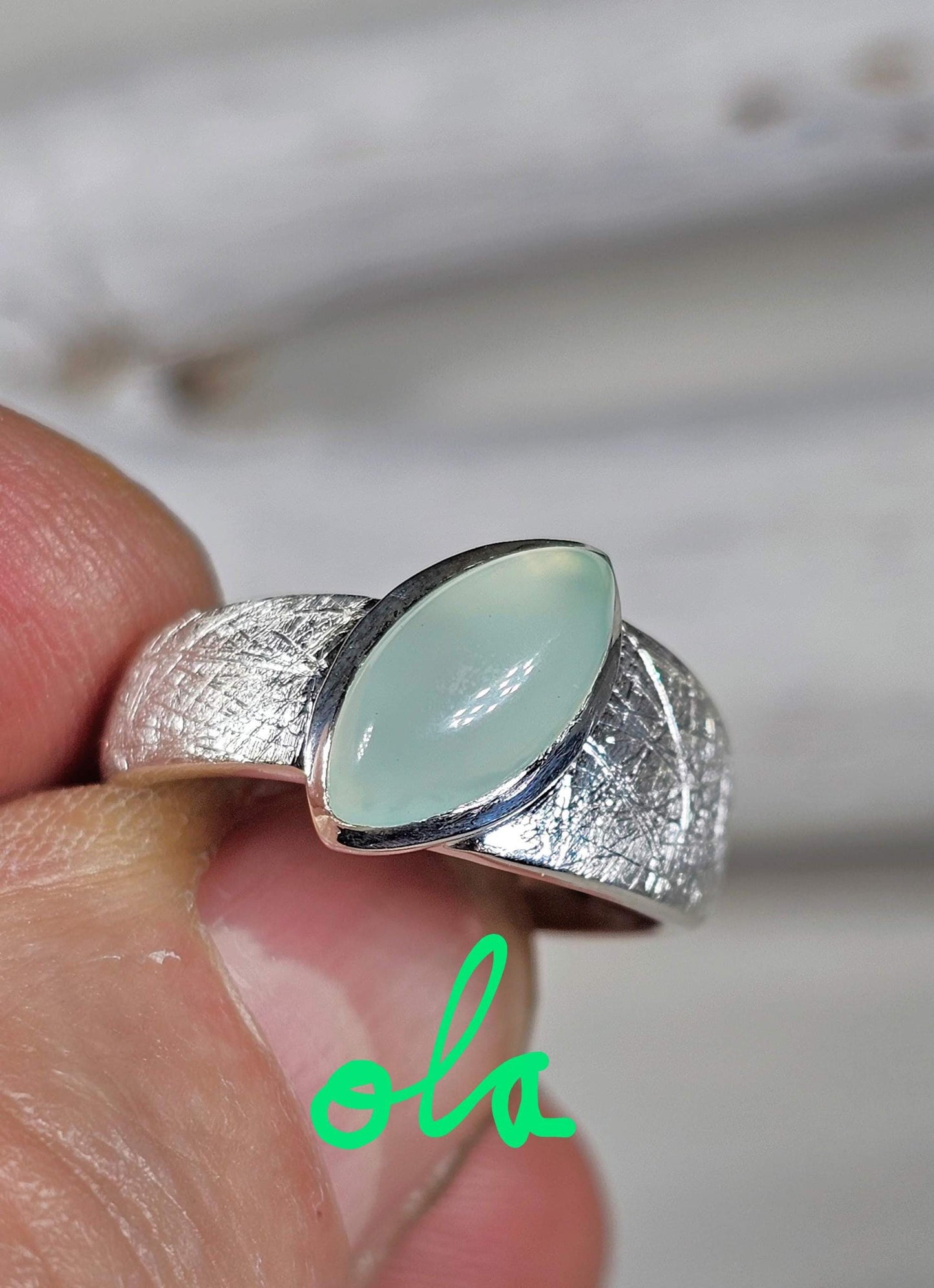 Ring mit Chalcedon in Silber gefasst