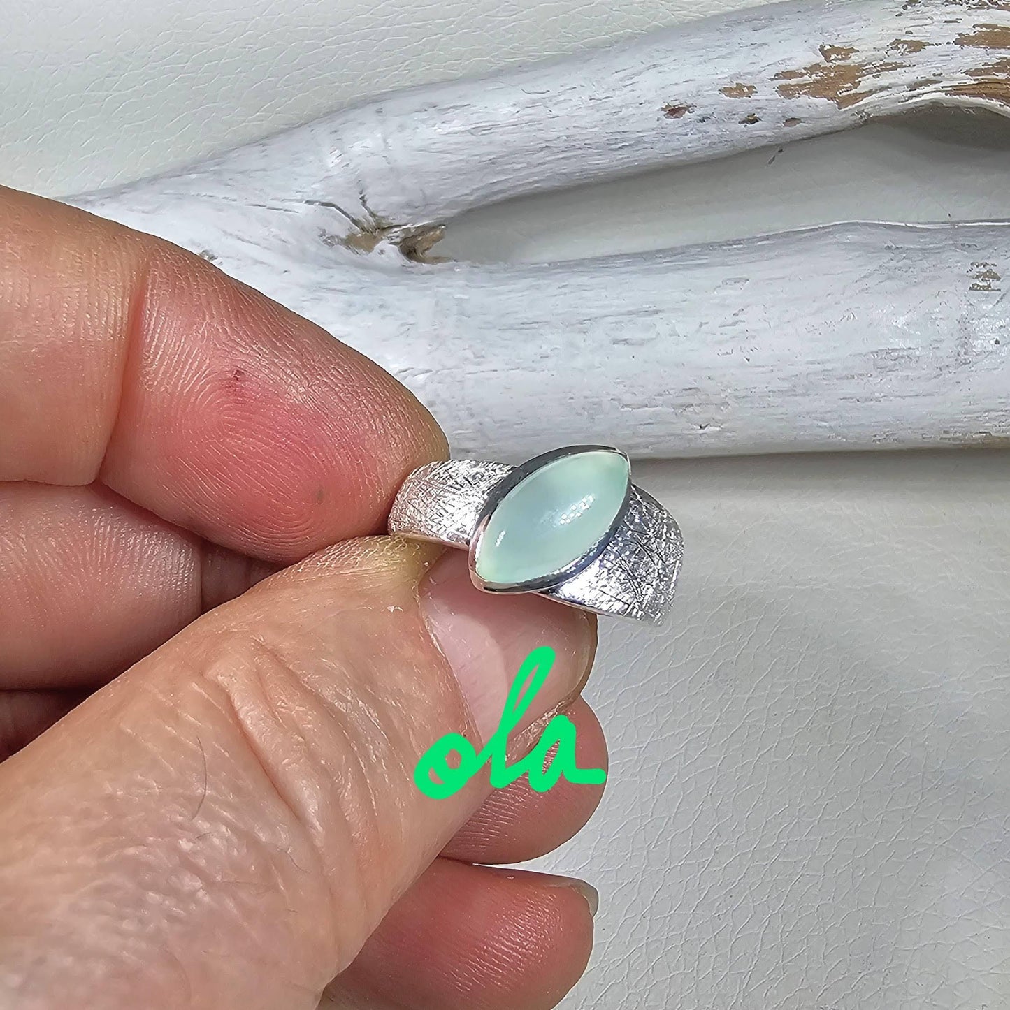 Ring mit Chalcedon in Silber gefasst
