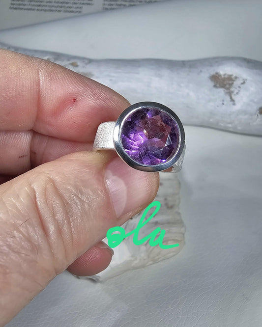 Handgefertigter Silberring mit Amethyst