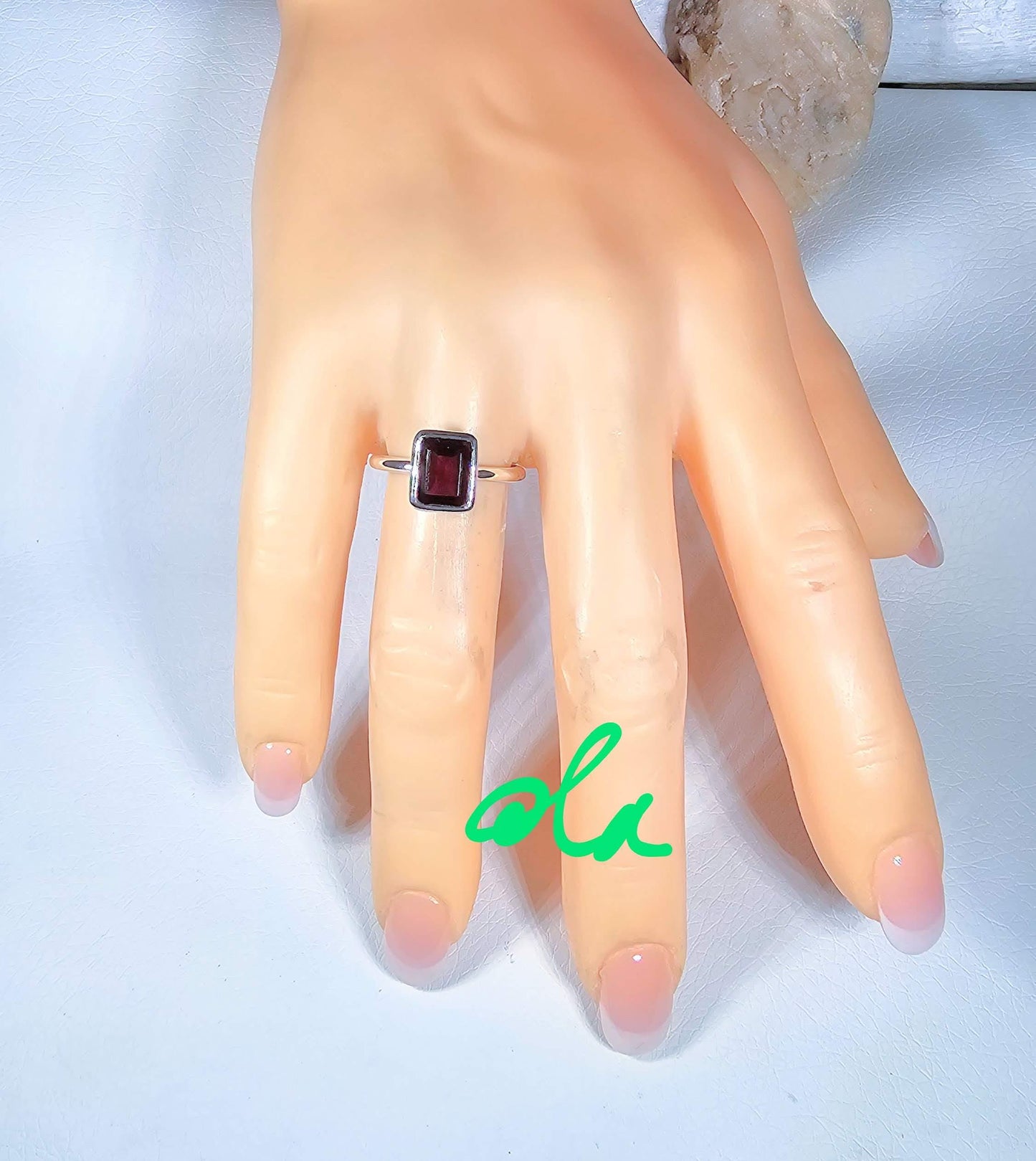 Ring mit Granat
