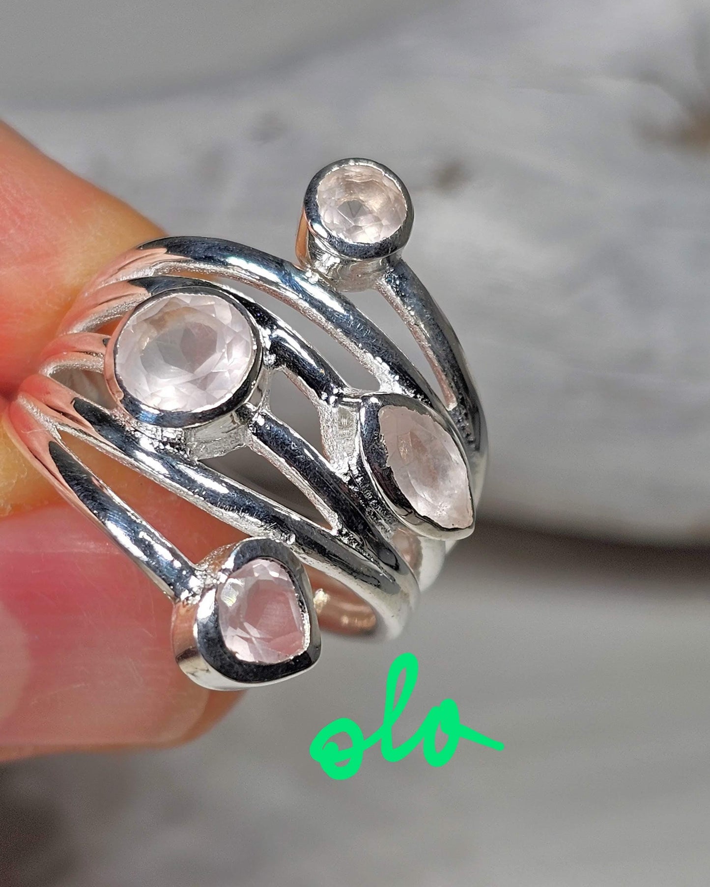 Handgefertigter Silberring mit Rosenquarz