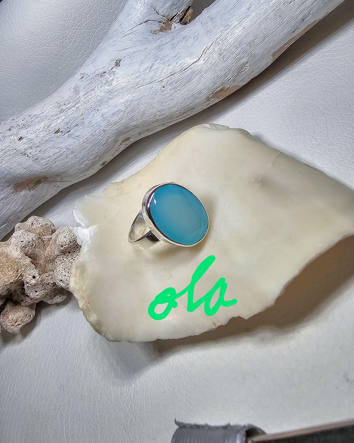 Ring mit Chalcedon in Silber gefasst