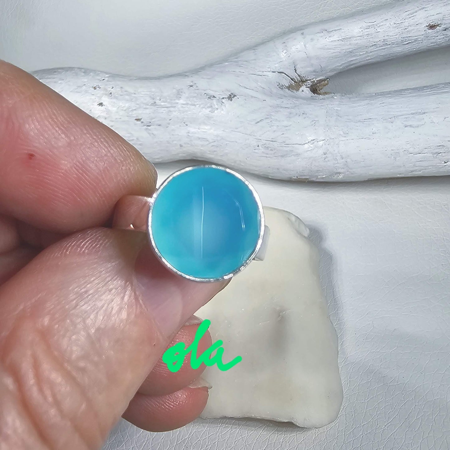 Ring mit Chalcedon in Silber gefasst