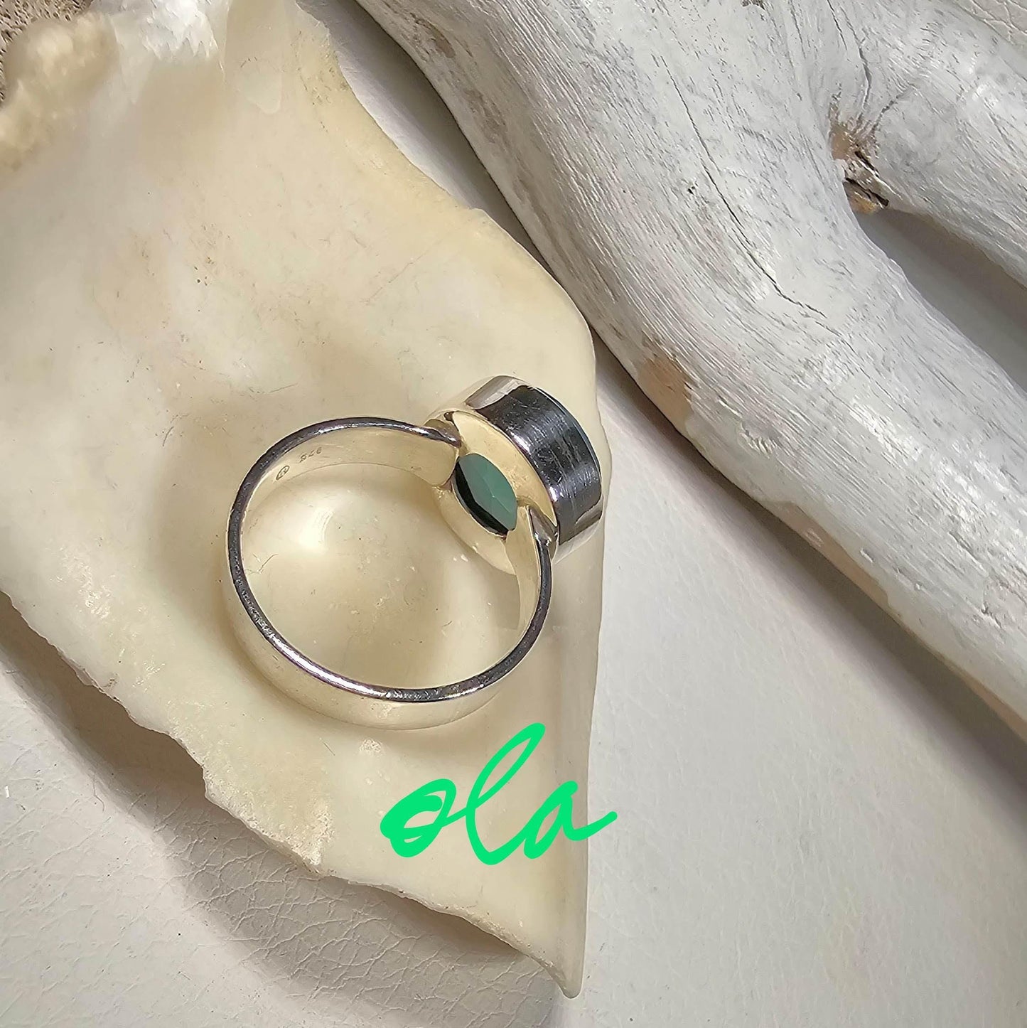 Ring mit Chalcedon in Silber gefasst