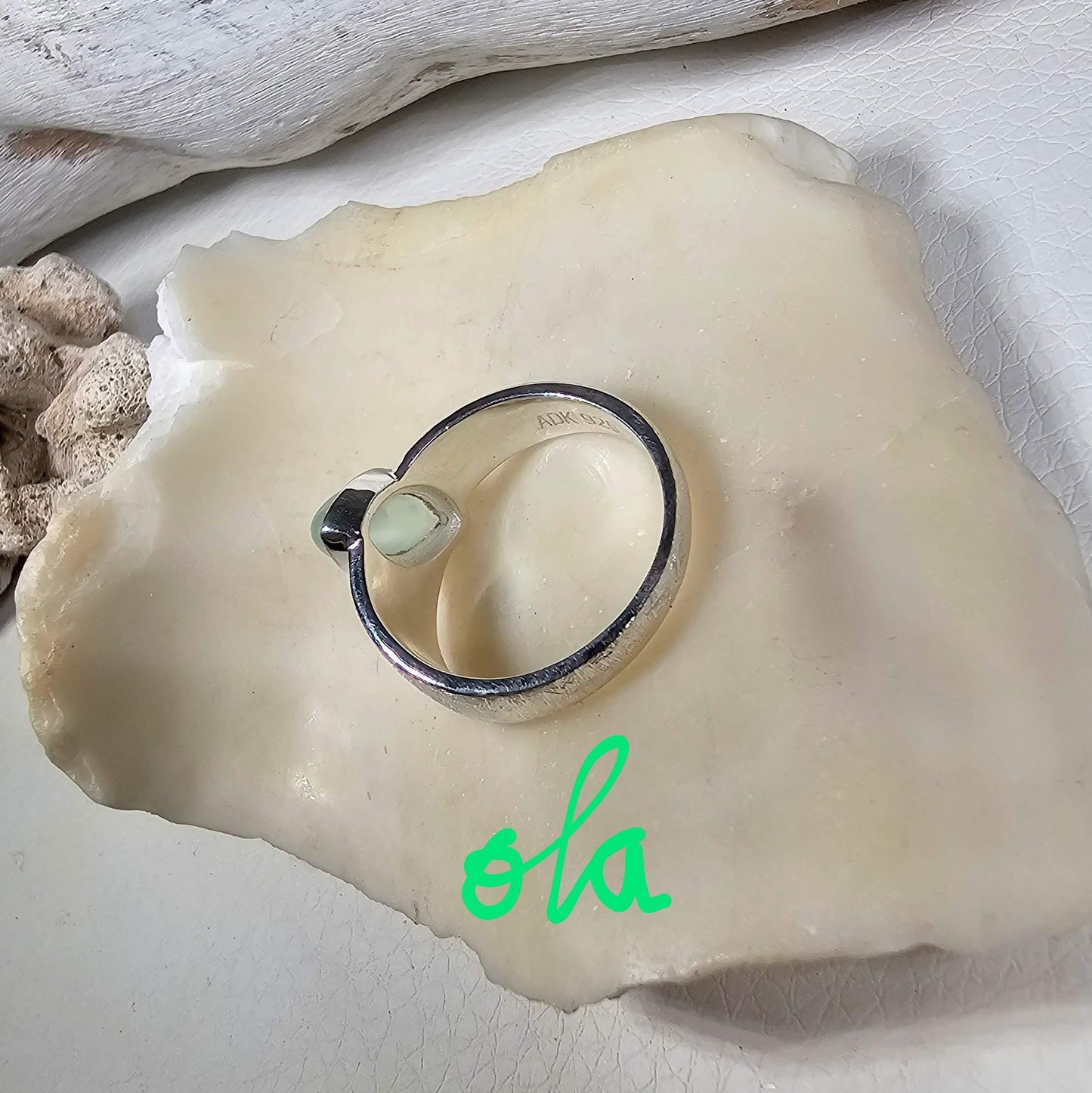 Ring mit Chalcedon in Silber gefasst