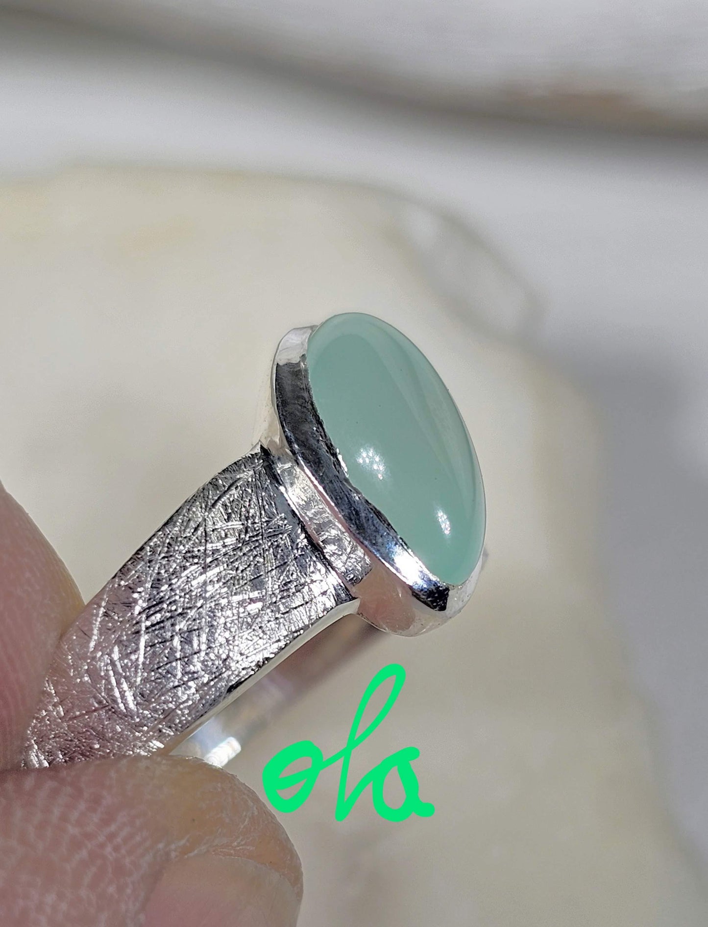 Ring mit Chalcedon in Silber gefasst