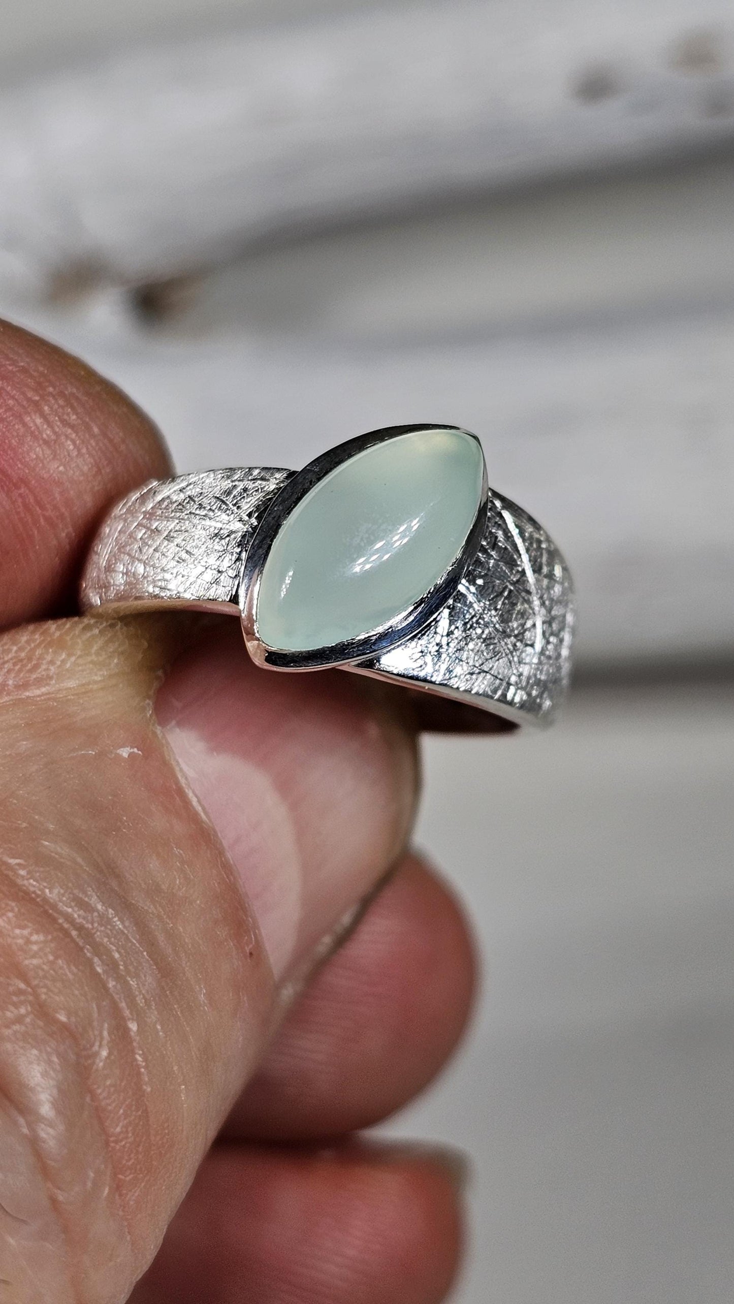 Ring mit Chalcedon in Silber gefasst