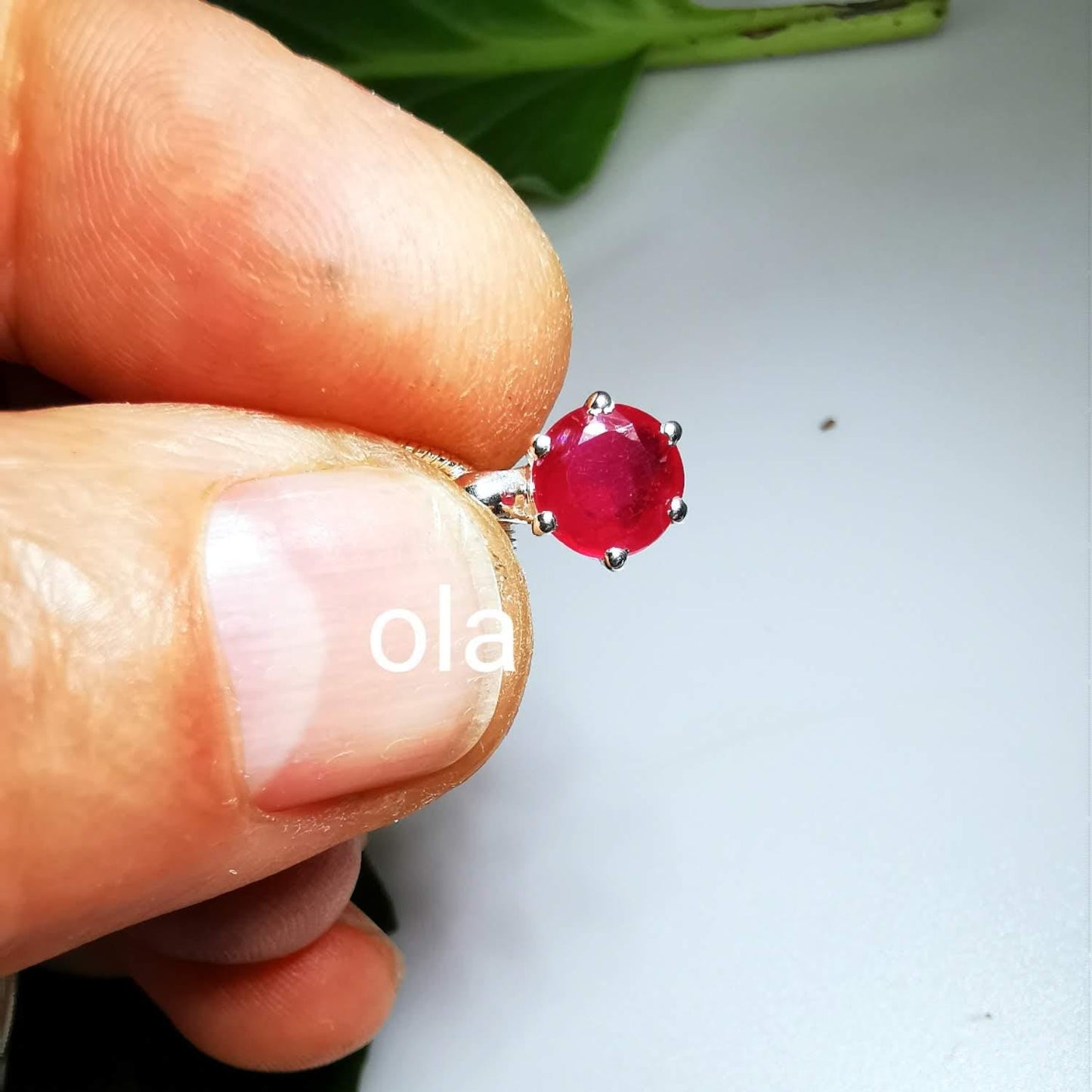 Kleine Rubin Anhänger in Silber gefasst